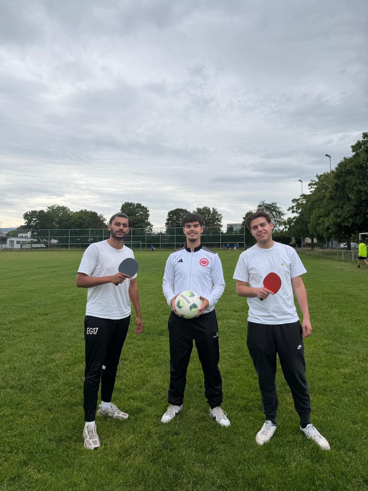 Das MoveUp Kids Camp Trainerteam: Manuel-Raoul Grossmann, Niko Stefanovic und Ediz Güral auf dem Sportplatz